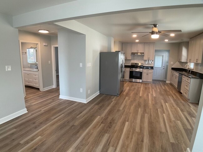 Building Photo - Modern Comfort and Convenience in the Heart of Durham