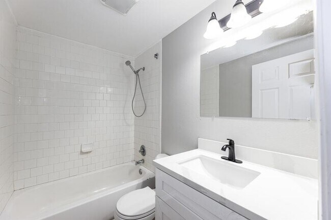 Building Photo - 1505 Brazos St