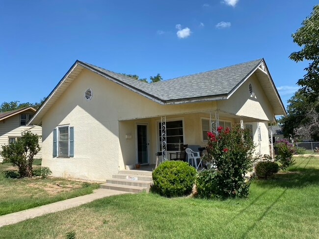 Building Photo - 400 W Garza St