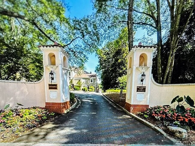 Building Photo - 4 bdrm, 4 bath Townhome in Druid Hills.