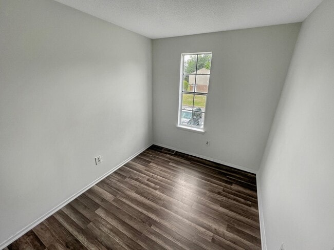 Building Photo - Charming 3 bedroom 1.5 bath townhome in Hi...