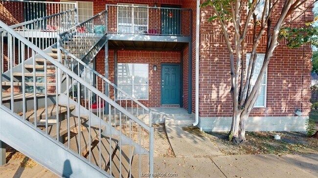 Building Photo - 1513 Hollow Hill Dr