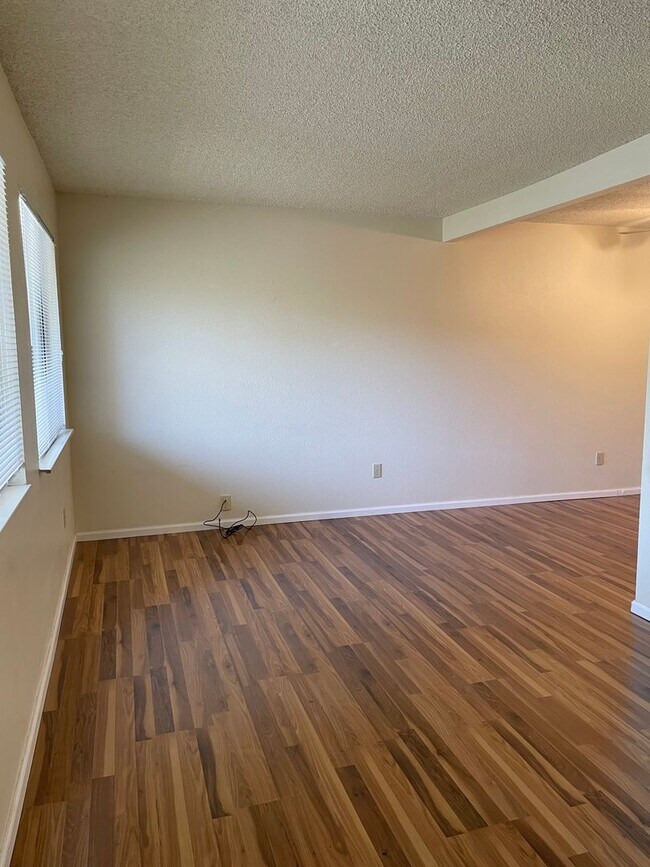 Building Photo - 1 bed/1 bath apartment close to CSU, bike trails, restaurants, shopping and more!