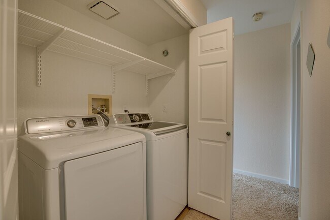Building Photo - Downtown Mercer Island Condo Available Now!