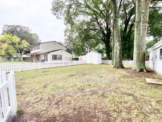 Building Photo - 701 Essex Park Dr