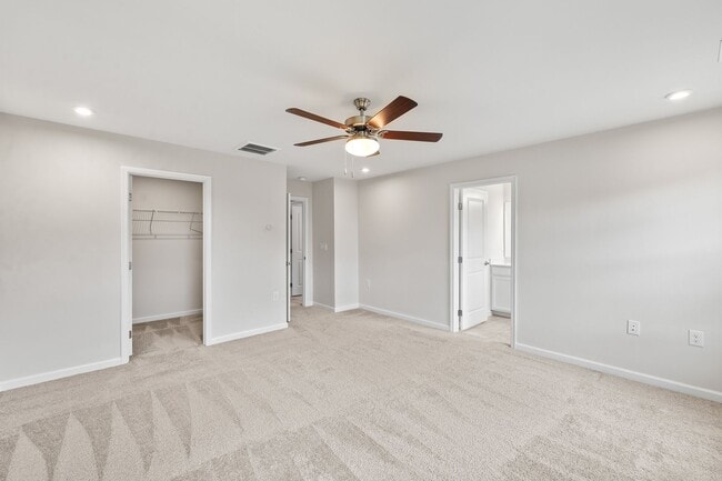 Building Photo - **End Unit 3/3 Townhome in Great Location**