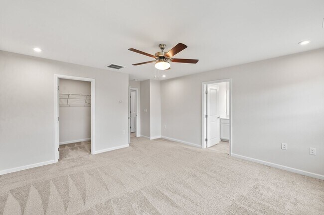 Building Photo - **End Unit 4/3.5 Townhome in Great Durham Location**