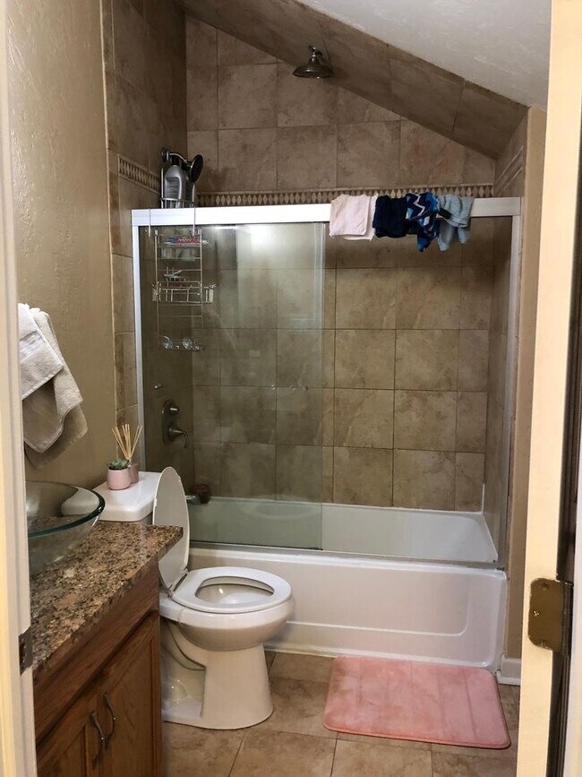 Building Photo - 2 Bedroom House for Rent in South Side!