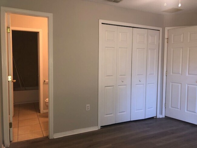 Building Photo - Sanford 3 Bedroom/1.5 Bath with single garage