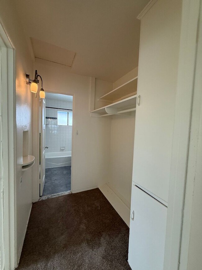 Building Photo - Mission Beach 1 Bedroom