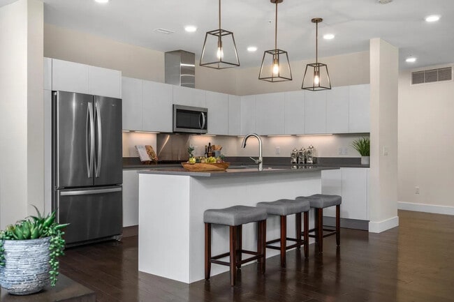 Building Photo - 218 W Kingsley St