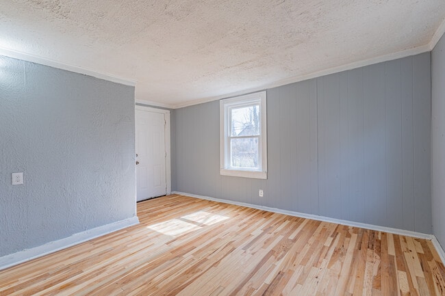 Building Photo - 383 Champlain St