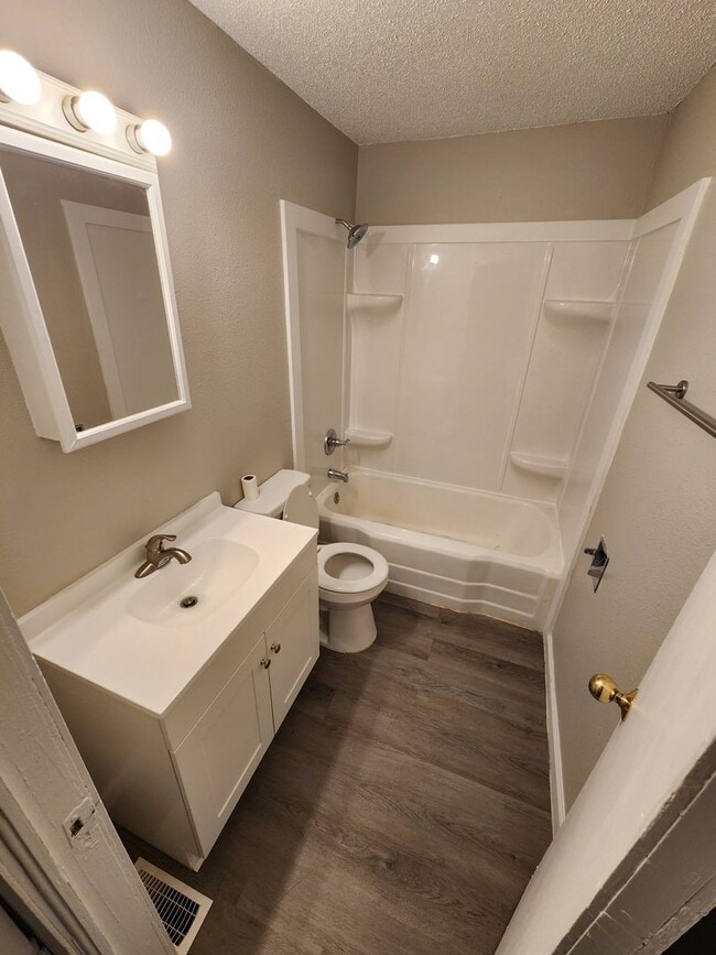 Building Photo - Spacious 3-Bedroom, 1-Bathroom Home AVAILABLE NOW!!