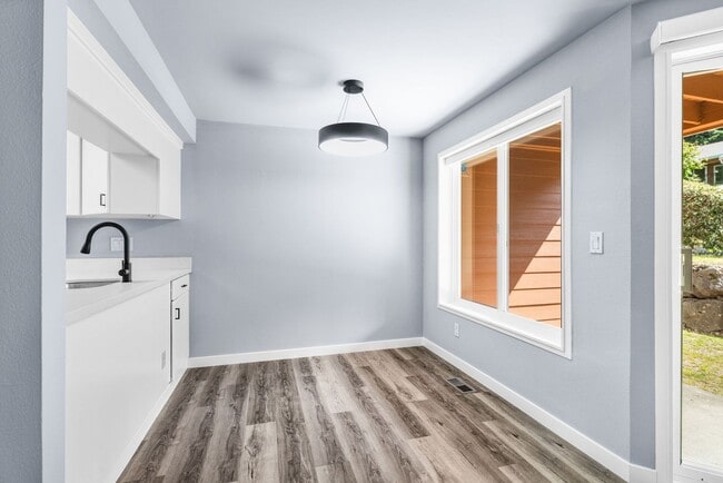 Building Photo - Large Remodeled 2bd, 1ba Condo Available in Totem Lake!