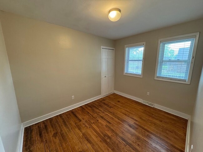 Building Photo - 2 bed 1 bath Rochester Hills ranch with ga...