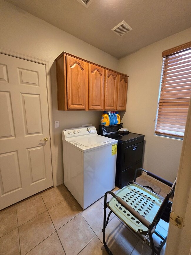 Building Photo - 170 Colinas