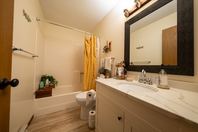 Building Photo - 1637 Christie Pl