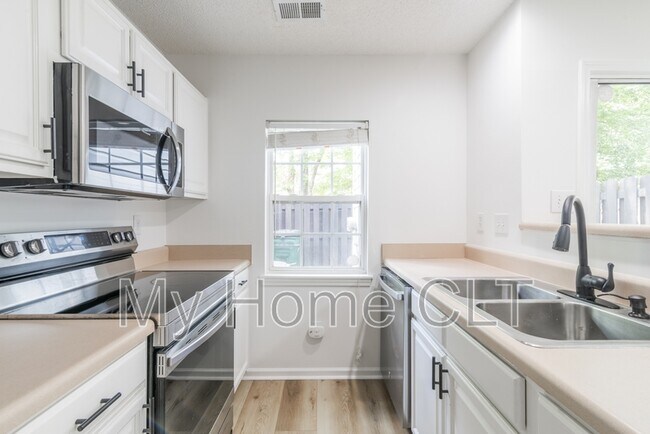 Building Photo - 1766 Forest Side Ln