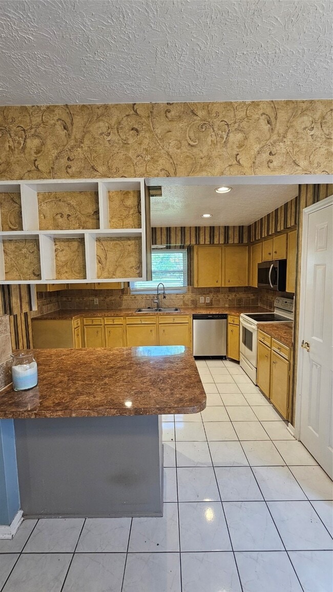 Building Photo - 22218 Russell Dr