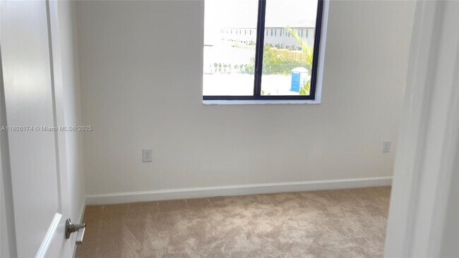Building Photo - 752 NE 208th Ln