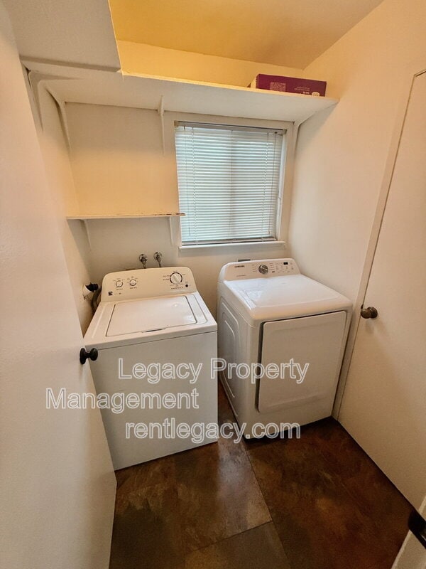 Building Photo - 1427 Bel Air Dr