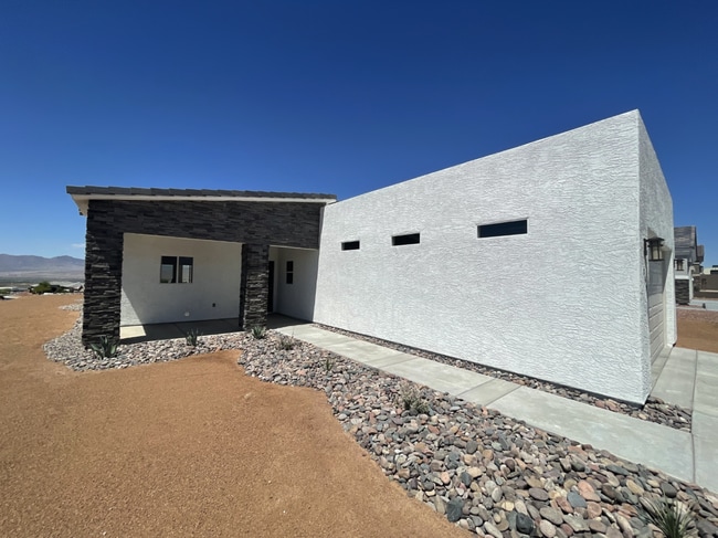 Building Photo - Beautiful Contemporary home with panoramic views! Community pool and club house use included.