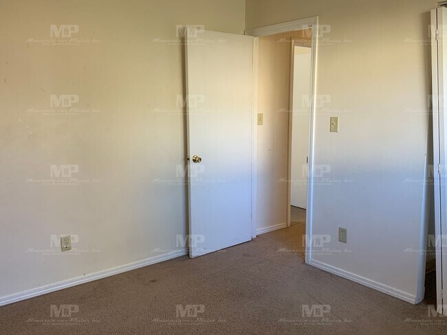 Building Photo - 1719 Banyan Dr