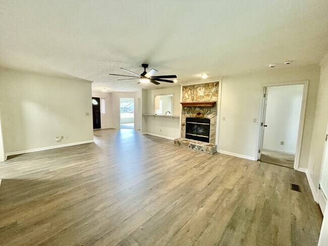 Building Photo - 3 Bed, 2 Bath Nest In Beaver Run
