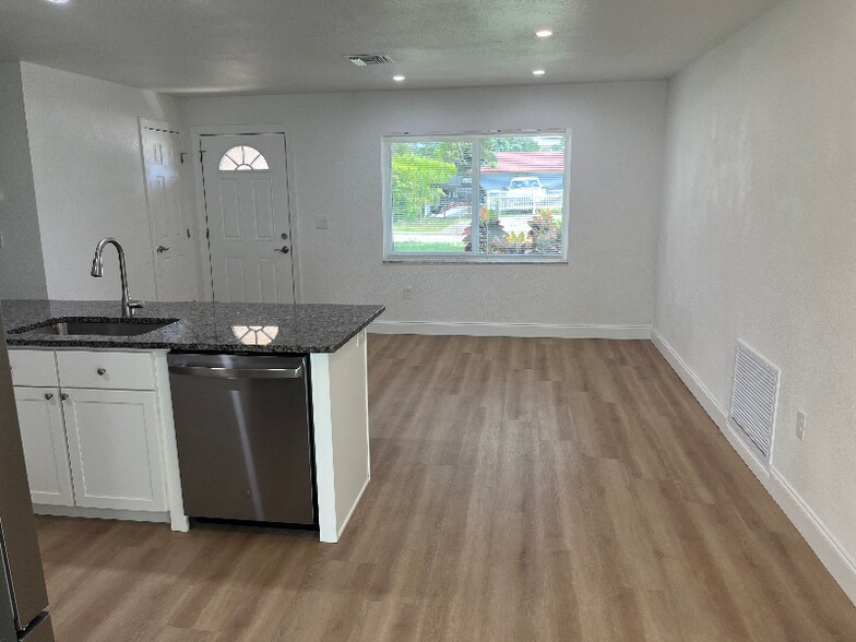 Building Photo - 6250 Cecelia Dr