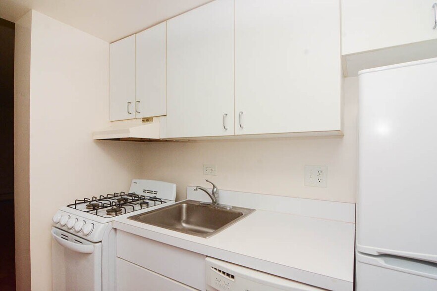 Building Photo - 622 W Wellington Ave