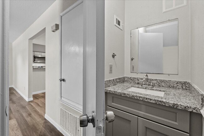 Building Photo - 1517 Bonanza Rd