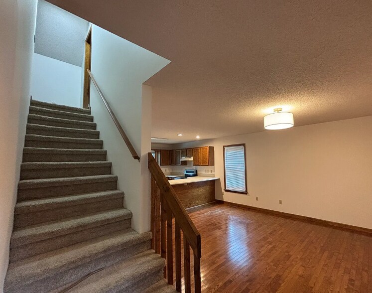 Building Photo - 709 Woodhaven Dr