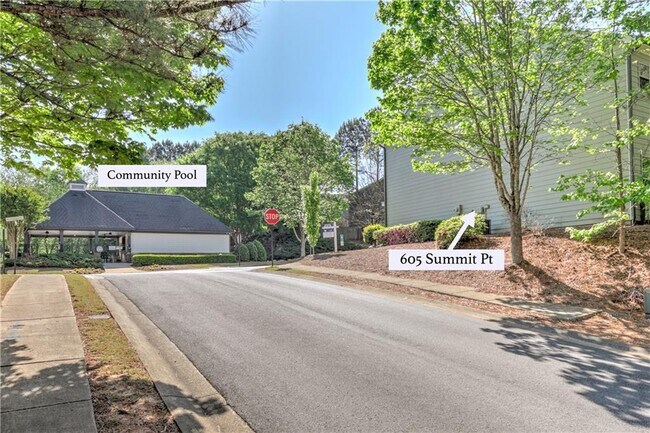 Building Photo - 605 Summit Pt