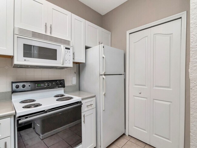 Building Photo - Ground Floor 2 Bedroom 1 Bathroom in Riverview, FL - Walk to Riverview Theater