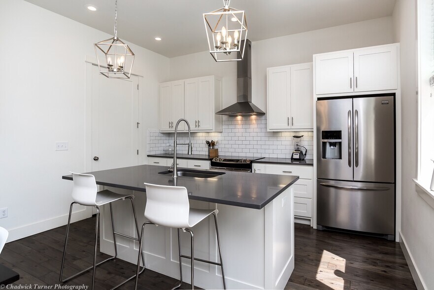 Building Photo - 306 NW H St