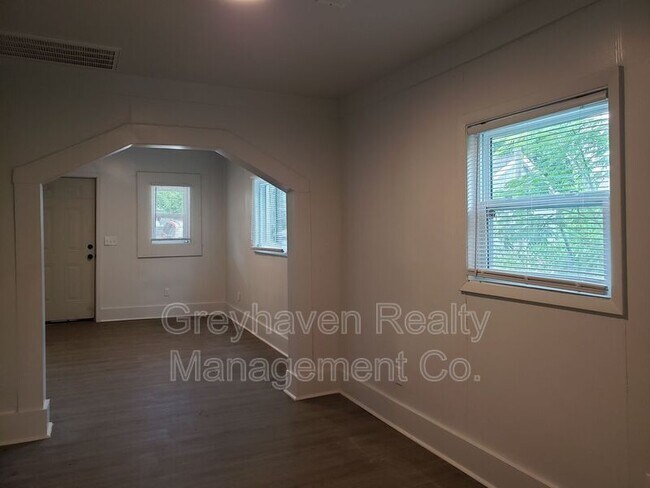 Building Photo - 924 W 37th St