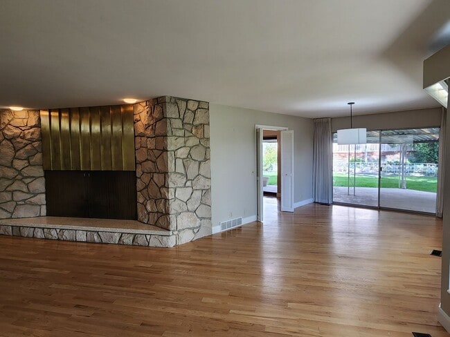 Building Photo - Beautiful 5 Bd 3.5 Ba Home in Holladay