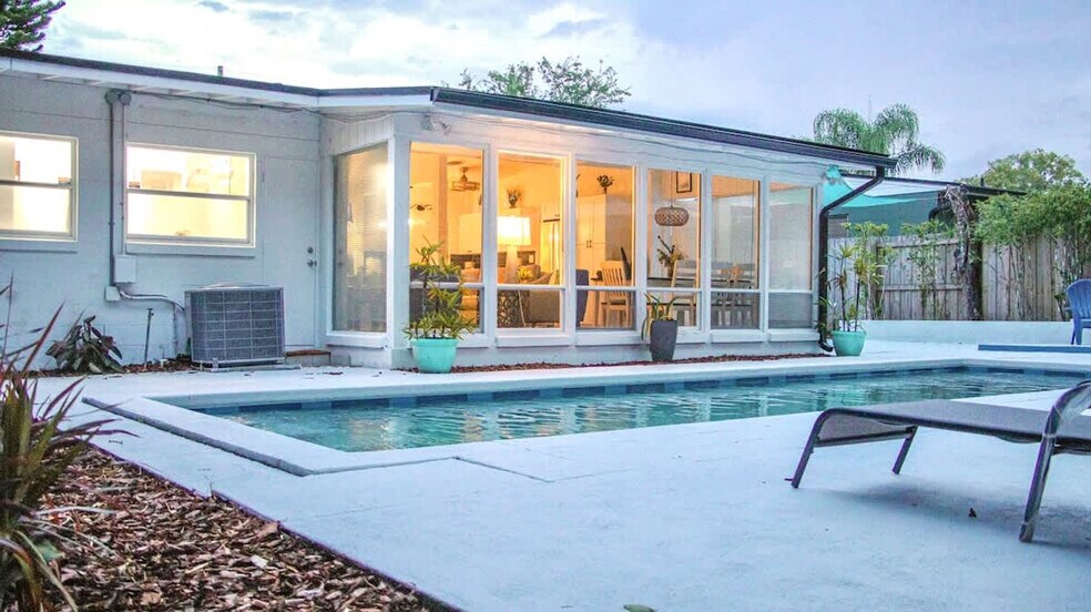 Building Photo - 3225 Pickfair St