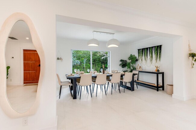 Building Photo - 616 NE 16th Terrace