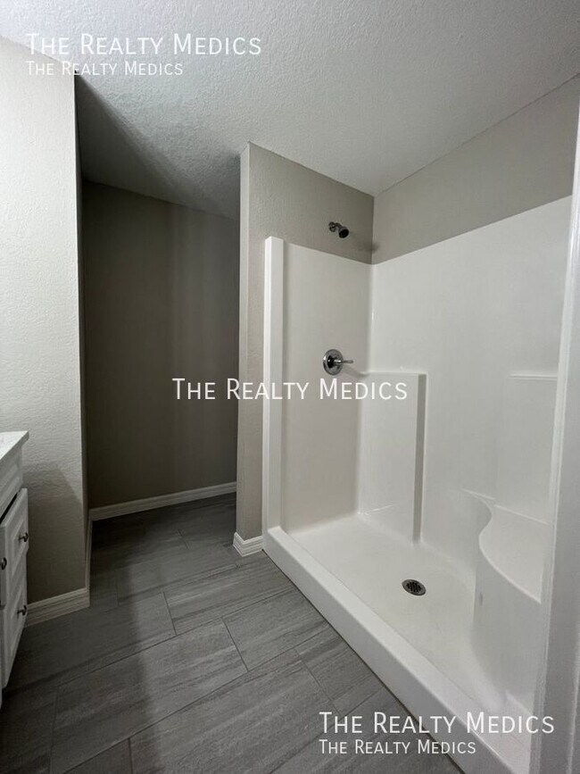 Building Photo - 5805 NW 60th Terrace