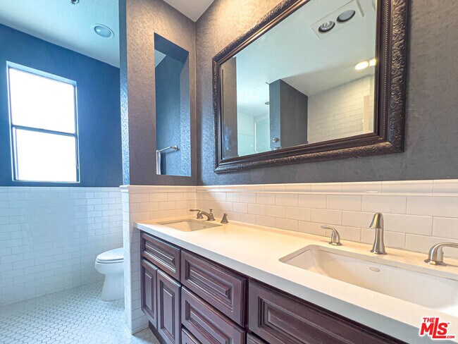 Building Photo - 935 Westbourne Dr