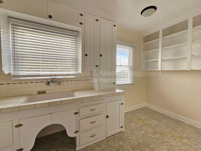 Building Photo - 807 Oro Terrace