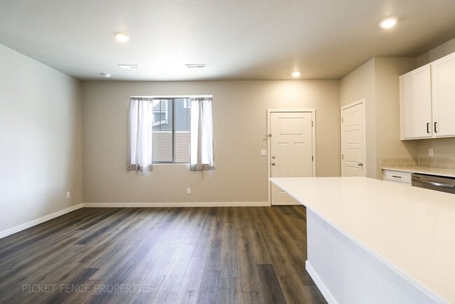 Building Photo - New Townhome in Downtown Johnstown