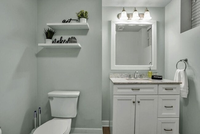 Building Photo - 3636 N Racine Ave