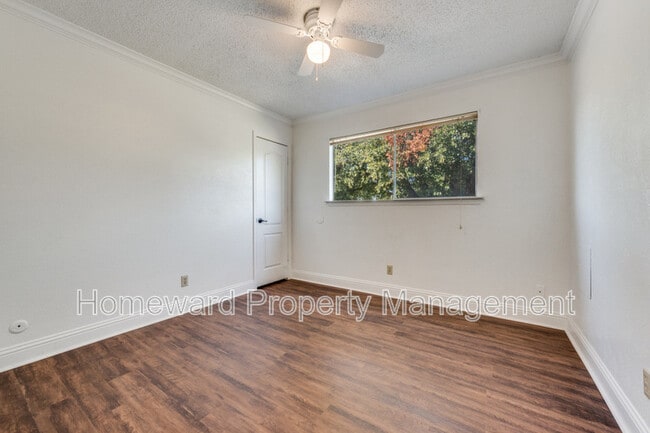 Building Photo - 3003 Helmet St