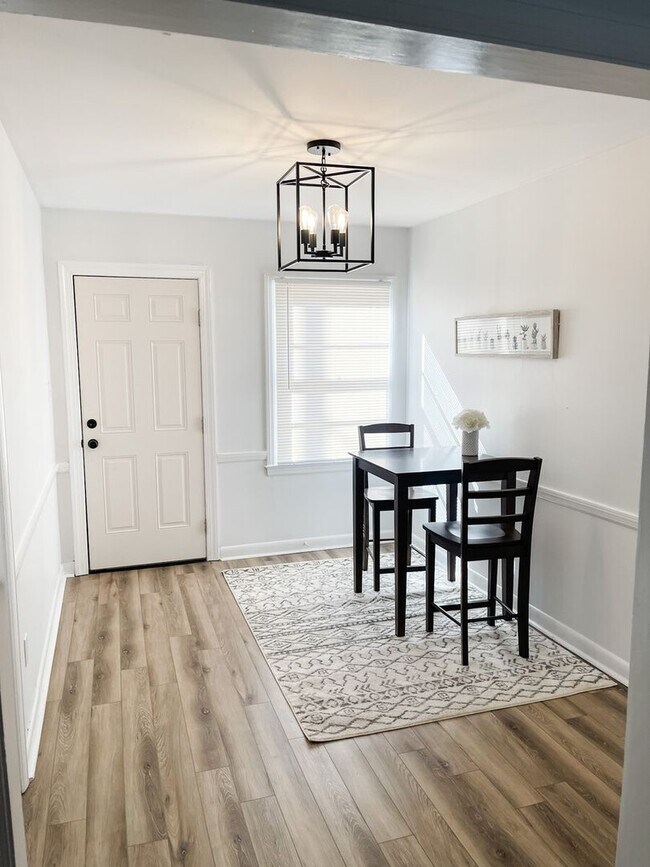 Building Photo - Charming Apt near Savannah's Historic District! Unit 1