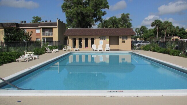 Building Photo - 6100 Forest Hill Blvd