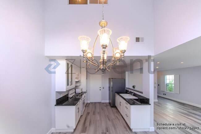 Building Photo - 12331 Hilldale Ct