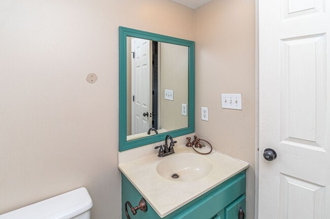 Building Photo - 2 BR, 2.5 BA Townhouse close to SJAFB! Newly renovated!