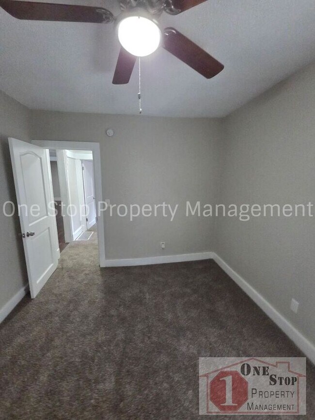 Building Photo - Beautiful 4 Bedroom 2 Bathroom in Kansas City!